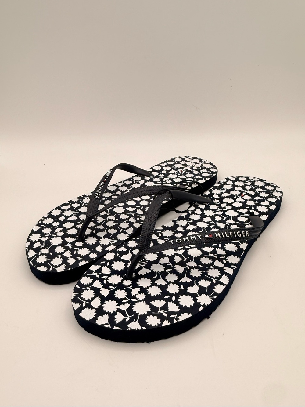 TOMMY HILFIGER Floral Flip Flops Black White Thong Sandals Size 11 NWOT